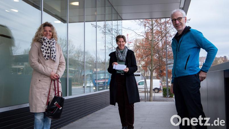 Auf die Schimmel AG ist Verlass: Auch in diesem Jahr unterstützen Beate Merkel (links) und Jürgen Laubert die Aktion „Lichtblicke“ und übergeben Viola Vogelsang-Reichl eine Spende. Bild: Zimmer/exb