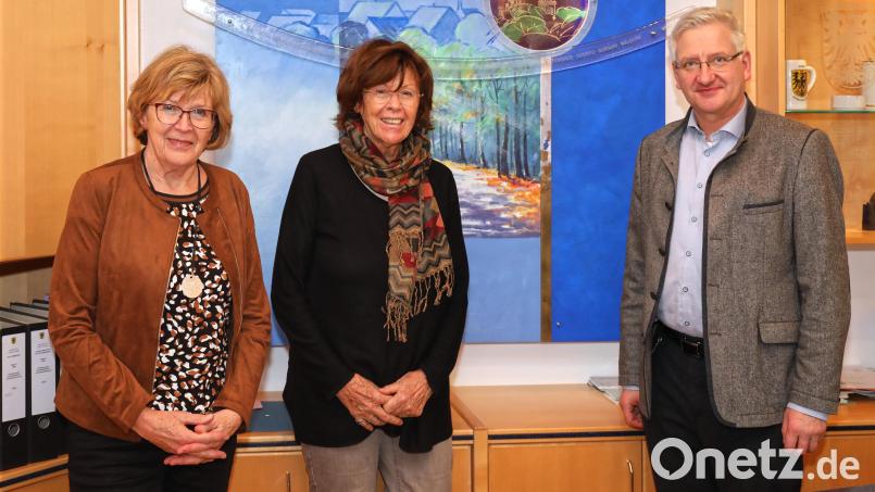 Die örtliche Asante-Leiterin Johanna Schirdewahn (von links) und Christine Rottland, Gründerin und Ehrenvorsitzende von Asante e.V., bedankten sich bei Bürgermeister Johannes Reger. Bild: njn