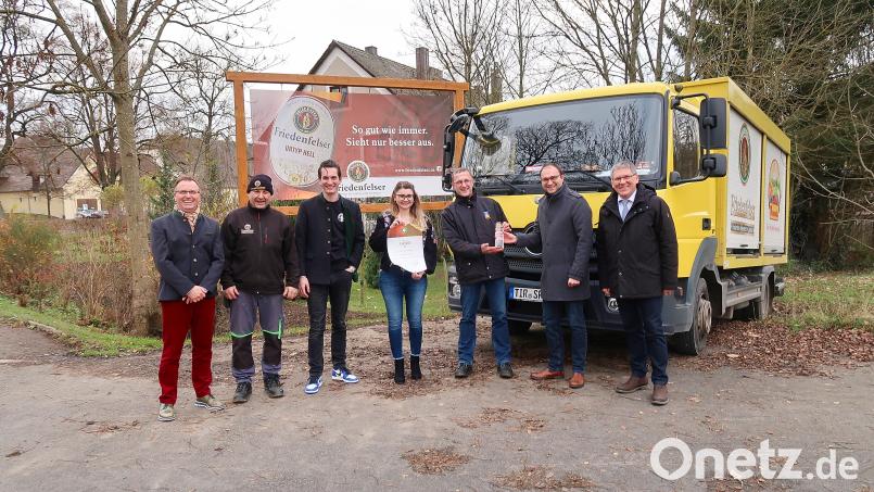 Die Schlossbrauerei Friedenfels wurde durch Benedikt Meier (Zweiter von rechts) vom Verband Private Brauereien Bayern e.V. in München mit dem &quot;European Beer Star Gold Award 2021&quot; für ihr Friedenfelser Weizen-Zoigl ausgezeichnet. Über den herausragenden Erfolg freuten sich (von links) Vertriebsleiter Jürgen Bell, Zeltmeister Horst Straub, Geschäftsführer Johannes Freiherr von Gemmingen-Hornberg, Lebensmitteltechnologin Marina Schricker, Braumeister Christian Mitterbauer und Bürgermeister Oskar Schuster. Bild: bsc