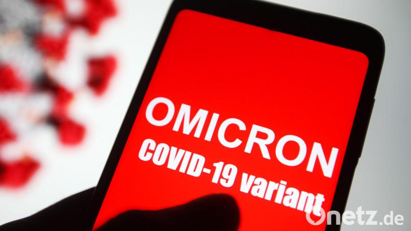 Auf dem Bildschirm eines Smartphones ist der Text «Omicron COVID-19-variant» zu lesen. Die Omikron-Variante war zuerst im südlichen Afrika nachgewiesen worden. Symbolbild: Pavlo Gonchar/dpa
