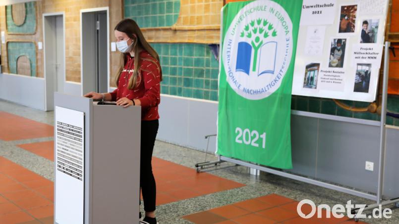 Schülersprecherin Antonia Fuchs brachte es in ihrer Ansprache bei der coronabedingt kleinen Feier in der Schulaula auf den Punkt: „Wir wollen für den Klimawandel gut zusammenarbeiten. Das funktioniert nur, wenn Schüler, Lehrer und externe Betriebe gemeinsam an einem Strang ziehen.“ Bild: akp