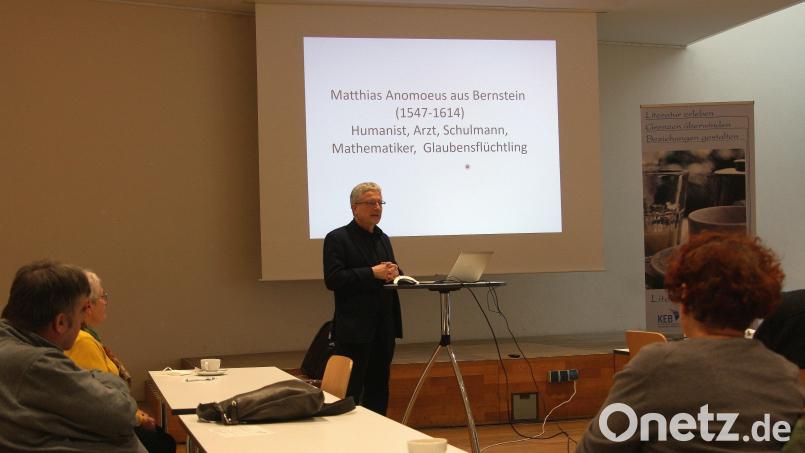 Die November-Veranstaltung des Literarischen Cafés gestaltete Studiendirektor Andreas Henkel. Bild: wro