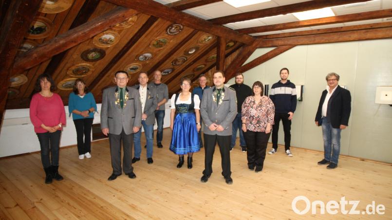 Das &quot;Eichenlaub&quot;-Führungsteam unter den Schützenmeistern Kay Müller und Norman Lehner (Fünfter und Zweiter von rechts) bleibt für weitere zwei Jahre im Amt. Bild: bjp