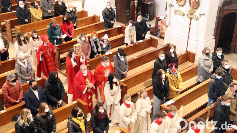 Mit großen Abständen saßen die Firmlinge mit ihren Paten in den Bänken der Kirche Bild: jma
