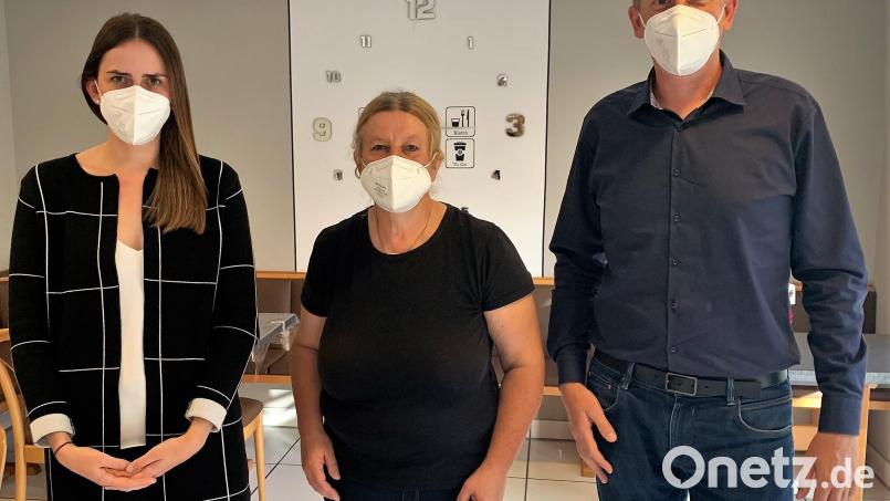 Claudia Raab (Mitte) mit Klinikmanagerin Laura Broening und Geschäftsführer Daniel Weiß Bild: Bernhard Krebs/exb