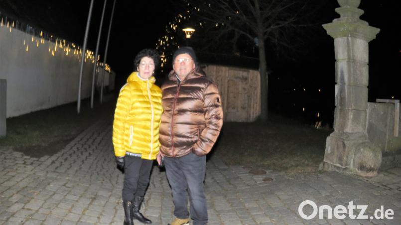 Christa Bier und Reinhard Dietz aus Tirschenreuth spazierten am Samstagabend gemütlich durch den Lichterzauber im Park. Bild: ubb