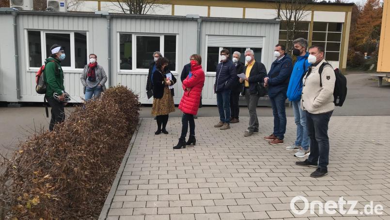 Neun Klassen der Lobkowitz-Realschule sind in Container ausgelagert; die Schulleitung spricht wie die SPD-Kreistagsfraktion von &quot;dringendem Handlungsbedarf&quot;. Bild: Eichl