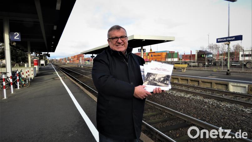 Werner Robl widmet seinen Jahreskalender 2022 dem Bahnhofsgelände Wiesau. Bild: ubb