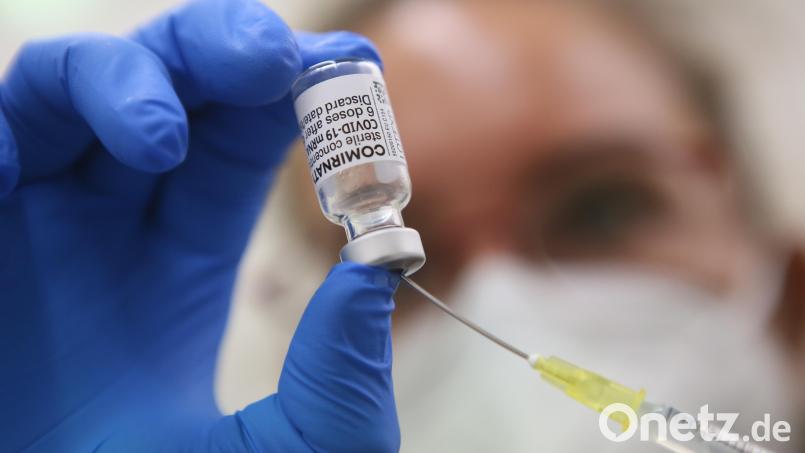 Der Impfstoff von Biontech wird in eine Spritze aufgezogen. Bild: Matthias Bein