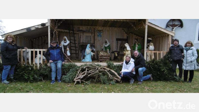Gabi und Erhard Ströhl, Michaela und Thomas Fenk, Gerhard Kraus und Brigitte Bauer freuen sich über die fertige Krippenszene vor der Süßer Kirche (von links). Gleichsam bitten sie die Besucher, die Figuren und die Aufbauten nicht zu berühren. Bild: mma