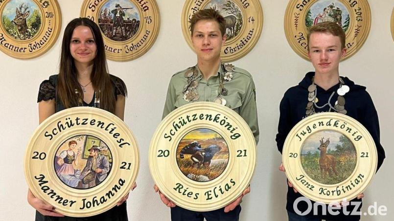 Die neuen Vereinsmeister der Hubertus Schützen: Johanna Manner als Schützenliesl, Schützenkönig Elias Ries und Korbinian Janz, der Jugendkönig. Bild: di