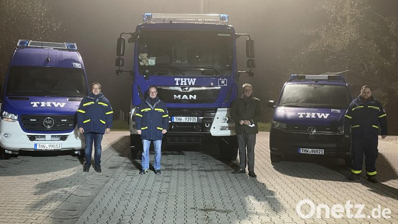 Über die neuen Fahrzeuge freuen sich der stellvertretende THW-Ortsbeauftragte Andreas Simon, Ortsbeauftragter Martin Liebl, Vereinsvorsitzender Andreas Feller und Zugführer Alexander Würsching (von links). Bild: THW Schwandorf /exb