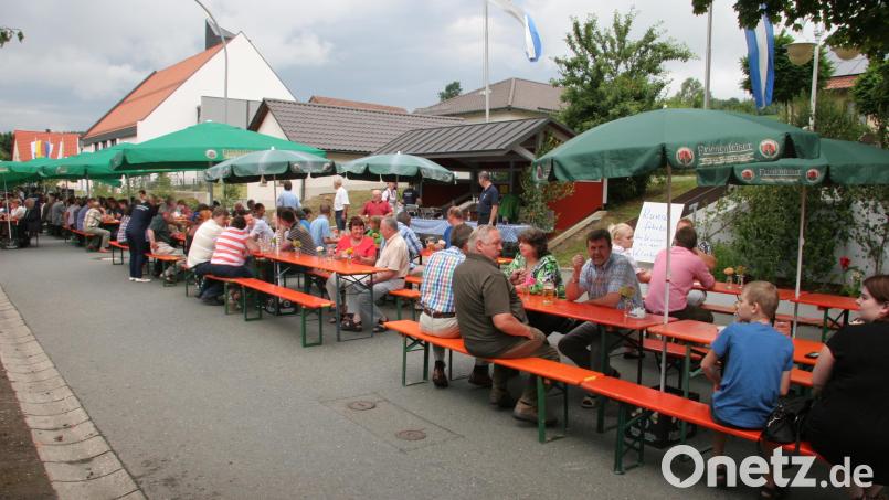 So wurde der 40. Geburtstag der Gemeinde gefeiert: Die Letzauer Ortsdurchfahrt war eine einzige große Bierbank. Bild: Archiv Rauh/exb