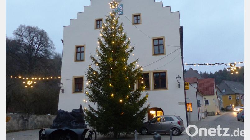 Rechtzeitig zur Adventszeit erleuchtet am Kastler Marktplatz vor dem Rathaus wieder ein prächtiger Christbaum die Dunkelheit und erinnert daran, dass Weihnachten vor der Tür steht. Bild: jp