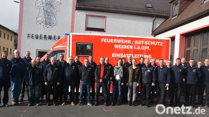 30 Führungskräfte der Unterstützungsgruppen Örtliche Einsatzleitung (UG-ÖEL) aus der gesamten Oberpfalz sowie die Katastrophenschutz-Sachbearbeiter trafen sich zur Tagung bei der Feuerwehr Mitterteich. Geleitet wurde die Tagung von Peter Pfaffenzeller (Mitte, roter Pullover) aus Weiden. Bild: jr