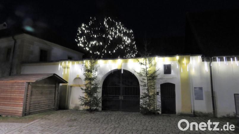 Zwar wunderschön beleuchtet, aber leider verschlossen präsentiert sich der Eingang zum Hof des Amtsgerichtes, wo sich im Kernstück des Kunsthandwerklichen Weihnachtsmarktes zu dieser Zeit die Marktbesucher tummeln sollten. Bild: ubb