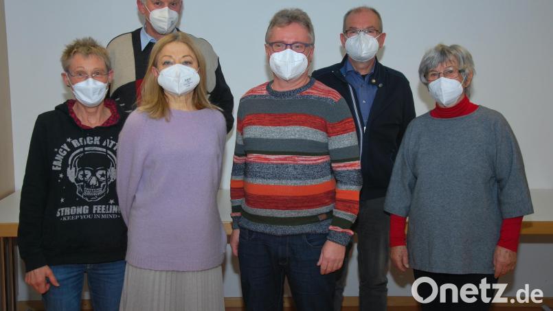 Der neue Vorstand (vorne von links): Maria Bezold, Veronika Frenzel, Hans-Jürgen Bumes und Freya Zobel. Hinten von links: Gottfried Utz und Rolf Künstler. Bild: gsp