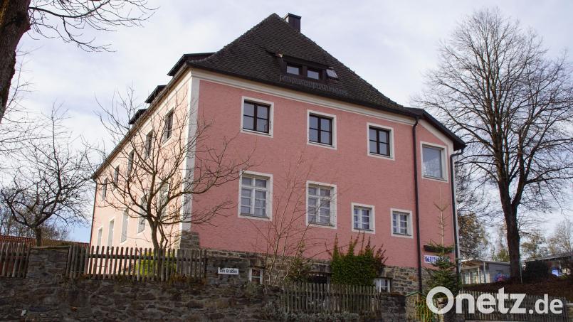 Das Caritas-Haus in Schönsee erfüllt für Toby Mayerl gleich mehrere Funktionen, vor allem aber bietet es einen idealen Schnittpunkt zwischen geräumiger Wohnung und der Leidenschaft für Musik. Bild: mmj