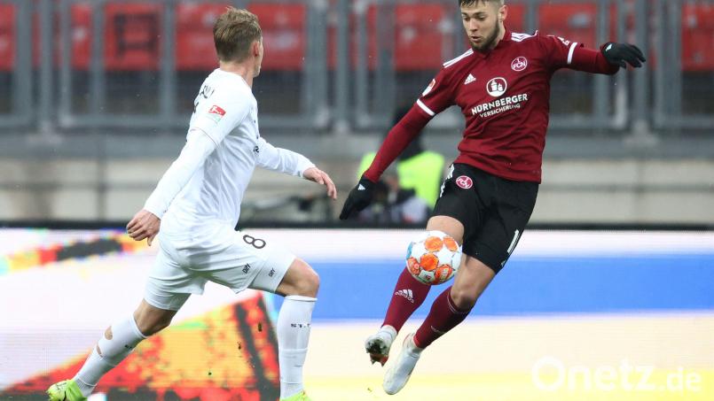 Der Nürnberger Erik Schuranow (rechts) zieht an Eric Smith vorbei. Am Ende zogen die Nürnberger aber gegen den FC St. Pauli mit 2:3 den Kürzeren. Bild: Daniel Karmann