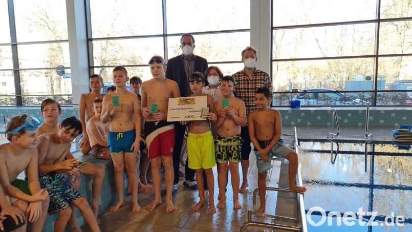 Viele Jungs der Hans-Scholl-Realschule in Weiden haben fleißig ihre Schwimmabzeichen absolviert. Das sicherte der Schule bayernweit den ersten Platz. An keiner anderen Schulen wurden in der gleichen Kategorie mehr Schwimmabzeichen verliehen. Bild: Stefanie Müller /exb