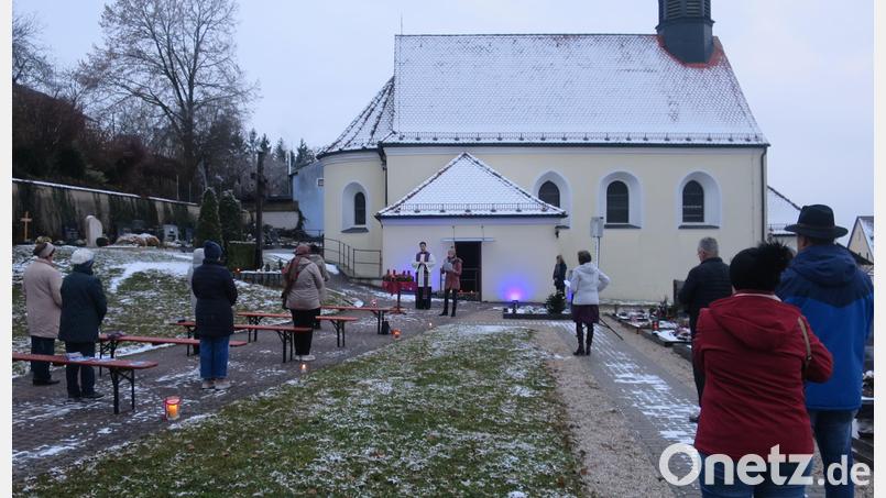 Vor der Kirche St. Peter und Paul in Paulsdorf zelebriert Kaplan Matthias Strätz eine adventliche Andacht unter freiem Himmel. Bild: exb