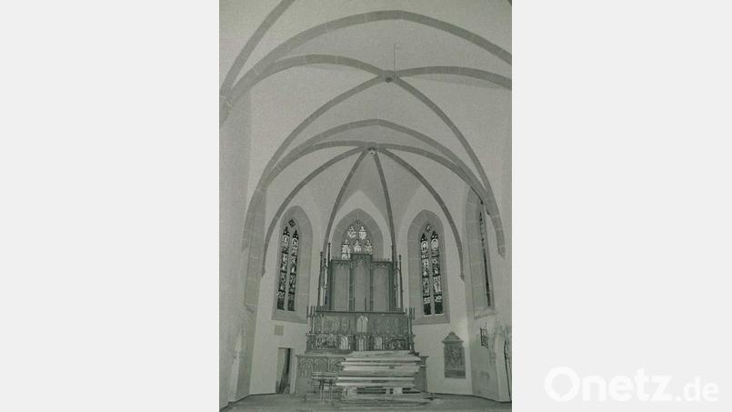 Bei der Renovierung 1968 unter Stadtpfarrer Heinrich Röhrl war mit der Abnahme der Spitze des Hochaltars sowie der Entfernung der Seitenaltäre und der Kanzel die Neugotik aus der Stadtpfarrkirche verschwunden. Bild: u