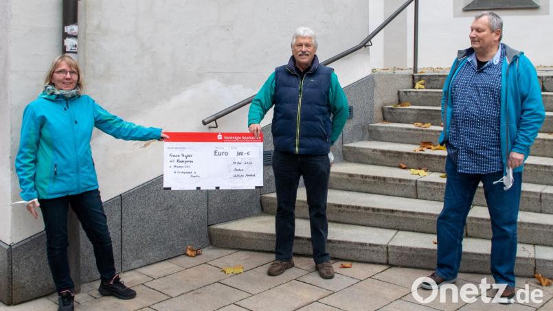 Bei der Spendenübergabe (von links): Martina Heberl vom Weltladen, Peter Spätling, der das Projekt betreut und Roland Achatz vom Weltladen. Bild: exb