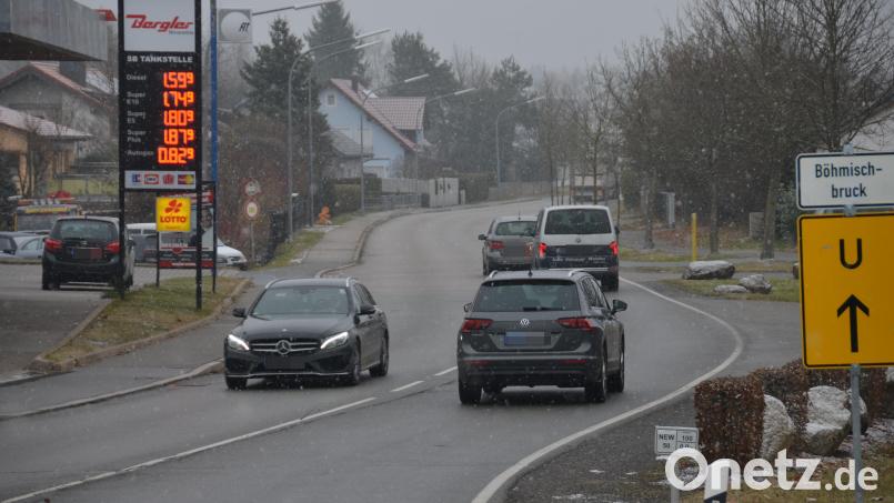 Das hohe Verkehrsaufkommen in der Waidhauser Straße belastet die Anwohner. Bei der Bürgerversammlung machte Adolf Danzer darüber seiner Enttäuschung Luft. Bild: dob