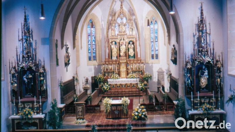 Mit der Renovierung im Jahr 1986 kehrte die Neugotik in die Stadtpfarrkirche zurück. Der Hochaltar erhielt wieder seine Spitze und die Seitenaltäre wurden wieder eingebaut. Zudem erhielt das Gotteshaus einen neuen Volksaltar, einen neuen Ambo und einen neuen Kreuzweg. Bischof Manfred Müller nahm am 9.November 1986 die Benediktion vor. Bild: u