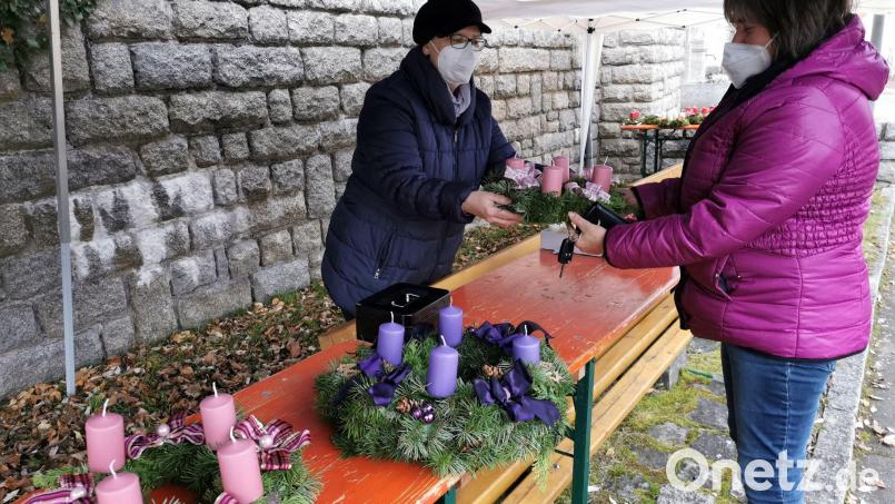 Ein Renner waren die bunt dekorierten und selbst gebundenen Adventkränze, so dass zweite Vorsitzende Agnes Härtl (li.) in Kürze den Ausverkauf verkündete. Bild: gz