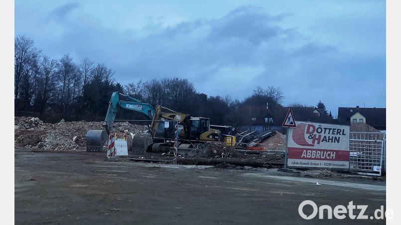 Wo vormals das Autohaus Memmel angesiedelt war, sollen bald fünf Sechs-Familien-Häuser entstehen. Bild: stg