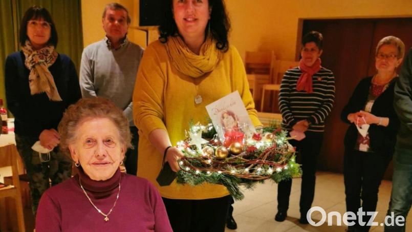 Chorleiterin Sonja Schwemmer bedankt sich bei Luise Kummert für ihr jahrzehntelanges Engagement. Bild: hzi