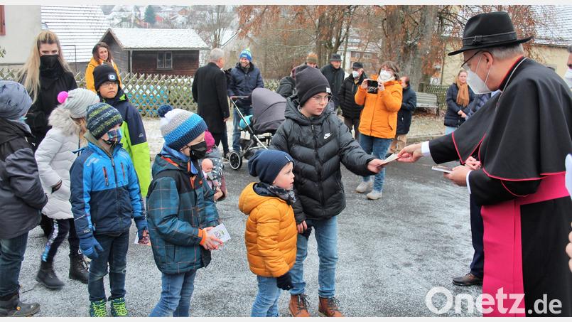 Die Kindersegnung fand in &quot;abgespeckter&quot; Variante auf dem Kirchplatz statt Bild: stg