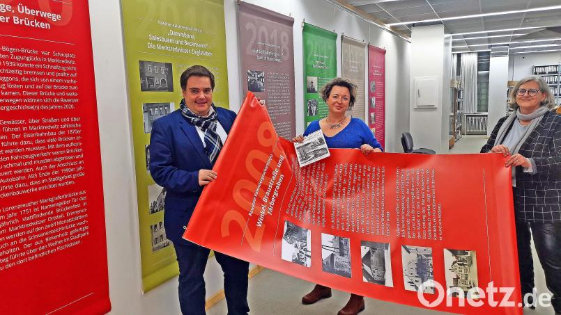 Sebastian Macht (links), Mary Möller-Hartung (Mitte) und Stadtarchivarin Edith Kalbskopf (rechts) laden ins Marktredwitzer Stadtarchiv zur Ausstellung „Rawetzer Kalendergeschichte(n)&quot; ein. Bild: fphs
