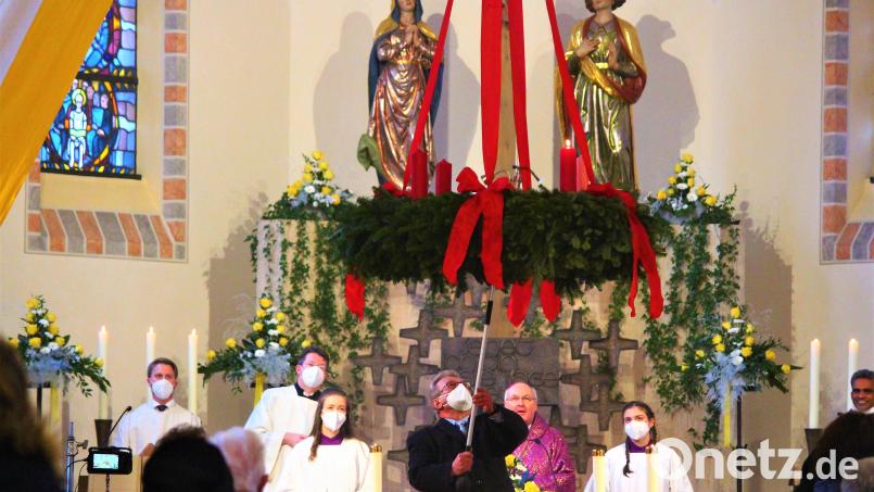 Der Adventskranz in der Pfarrkirche bekam den bischöflichen Segen. Bild: stg