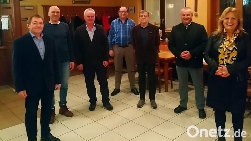 Bürgermeister Josef Deichl (Zweiter von rechts) verabschiedete die ehemaligen Gemeinderäte (von links) Hans Meier, Ewald Meier, Josef Piehler, Eduard Delling, Franz Probst und Lydia Magdalena Schimmer. Bild: ral