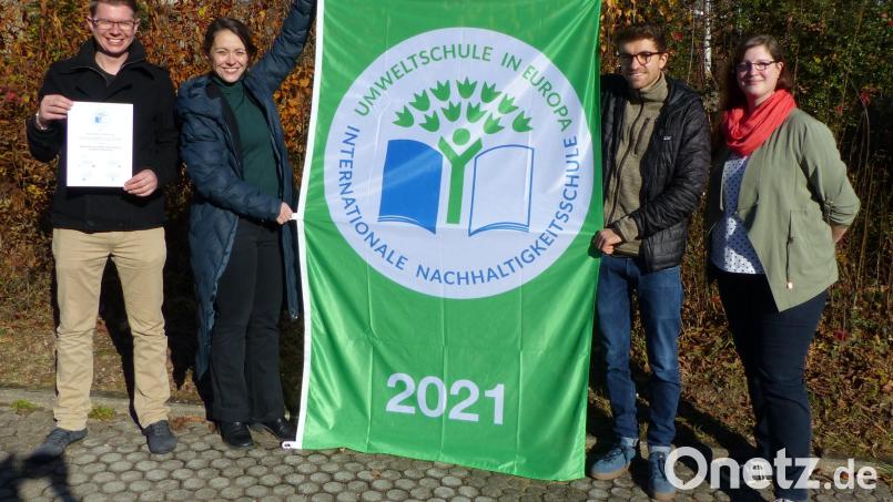 Die Freude über das Banner ist groß bei (von links) Johannes Rittner, Caroline Horn, Simon Hambeck und Andrea Stade vom Umweltteam. Bild: exb