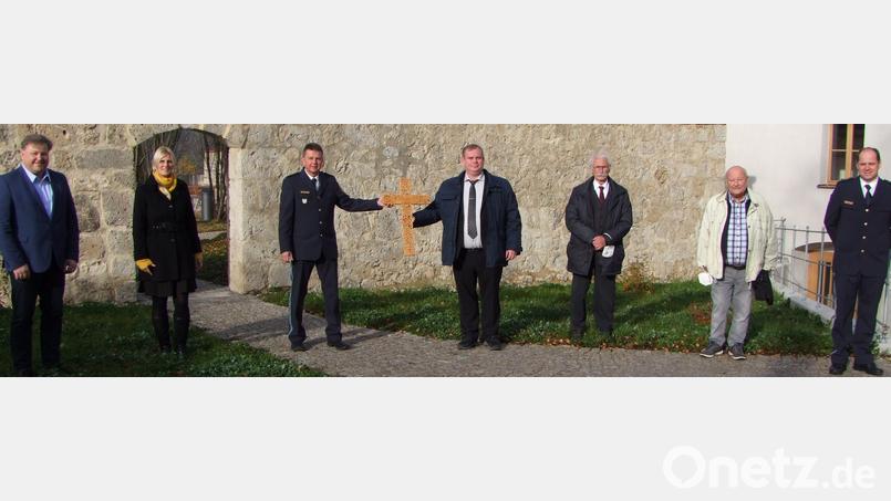Der Förderverein Burg Kastl Alumni übergibt ein geschnitztes Kreuz an die neuen Nutzer der Kastler Klosterburg, die Hochschule der Bayerischen Polizei (von links): Bürgermeister Stefan Braun, Regierungsdirektorin Marion Irlbacher (Hochschule), PD Markus Ixmeier (Hochschule), Karl Schmidt (Burg Kastl Alumni), Georg Müller (Künstler), Emil Gelléri (Burg Kastl Alumni) und Polizeihauptkommissar Andreas Aigner (Hochschule). Bild: Thomas Scheuring/exb