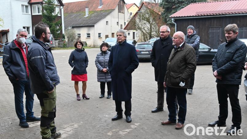 Leonhard Rösel (Zweiter von links) stellte dem Regierungspräsidenten Axel Bartelt (Bildmitte) seinen Betrieb vor. Mit dabei waren unter anderem die BBV-Bezirksbäuerin Rita Blüml (Dritte von links) und Kreisbäuerin Brigitte Trummer (Vierte von links). Bild: gf