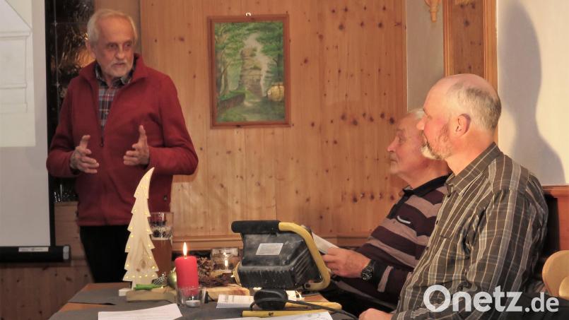 Adalbert Busl (links) erzählte die Geschichte des Schulhausbaus von Friedenfels, was einst sehr spektakulär war. Bild: ubb
