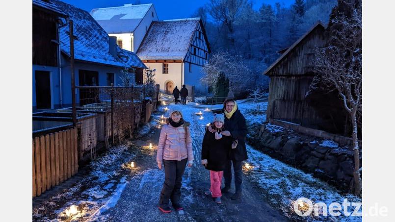 Am ersten Adventssonntag erhellen 250 Kerzenlichter das Dorf. Der Lichterweg führt auch zur Molzmühle (im Hintergrund). Bild: gri