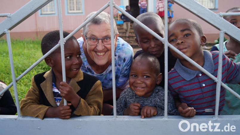 Hildegard Witt ist immer zu einem Späßchen aufgelegt. In der Missionsstation in Litembo kümmert sie sich neben der Pflege von erkrankten Geistlichen auch um die 60 Kinder im Kindergarten. Bild: Burkhard Pechtl