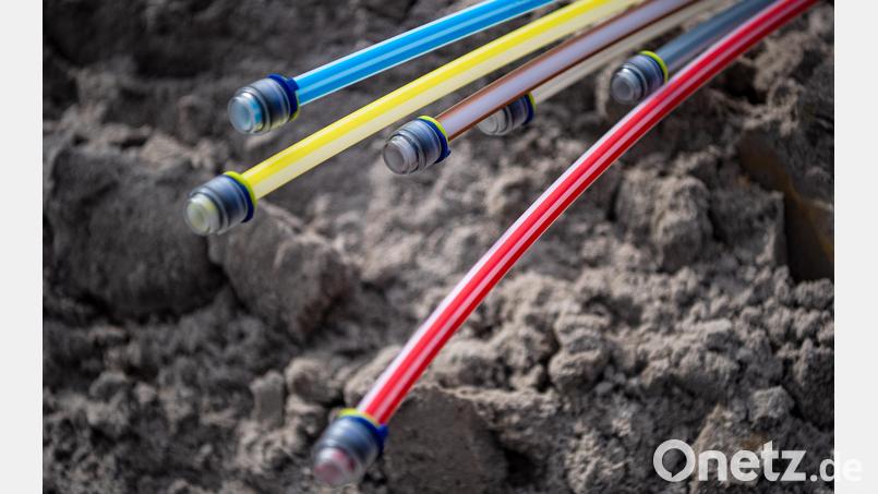 Bunt sind die Glasfaserkabel, die für schnelles Internet sorgen sollen. Das Thema Breitbandausbau beschäftigte auch den Flosser Marktrat. Symbolbild: Sina Schuldt
