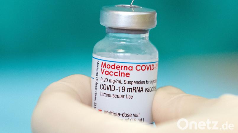 Eine Krankenschwester zieht den Impfstoff des Herstellers Moderna gegen das Coronavirus in einer gestellten Situation mit einer Spritze auf. Symbolbild: Friso Gentsch/dpa