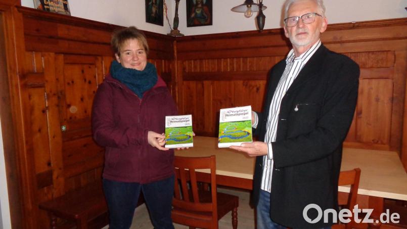 Stellvertretend für Verleger Eckhard Bodner überreicht Hans-Peter Weiß den druckfrischen Oberpfälzer Heimatkalender an Bürgermeisterin Sonja Meier. Bild: amö