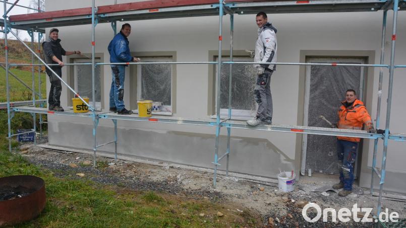 Zu den jüngsten Maßnahmen beim Neubau des Feuerwehrhauses in Zirkenreuth zählten Malerarbeiten an der Fassade. Bisher haben sich mehr als 35 Feuerwehr-Mitglieder aktiv ins Projekt eingebracht. Bild: jr