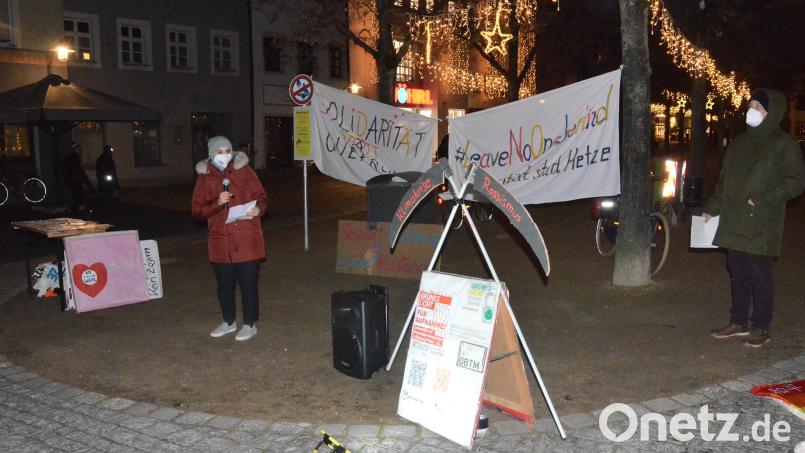 Humanitäre Organisationen fordern die sofortige Aufnahme der Flüchtlinge aus dem Gebiet der belarussischen Grenze. Auch am Unteren Markt in Weiden gab es nun eine Mahnwache. Bild: Kunz