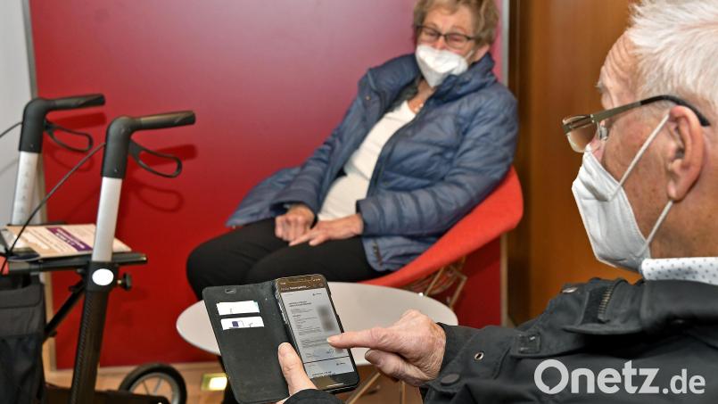 Wer am Sonntag schnell einen Test benötigte, hatte schlechte Karten. Vielerorts war Geduld angesagt. Anneliese und Wolfgang Stelzer hatten zuvor schon eine Stunde im Auto auf dem Real-Parkplatz in der Testschlange gewartet. Bild: Petra Hartl
