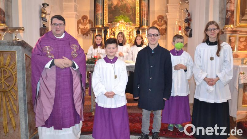 Am ersten Adventsonntag konnte in der Expositur Etzgersrieth durch Pfarrer Udo Klösel (von links) ein neuer Ministrant Ben Bodensteiner in die Gemeinschaft der Messdiener aufgenommen werden. Bild: gi