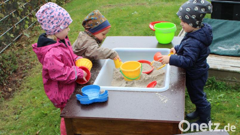 Die neue Matschküche in der Kinderkrippe Mittendrin wird gern genutzt. Gebaut wurde sie von Schülern der Rupert-Egenberger-Schule. Bild: Theresa Ströhl/exb
